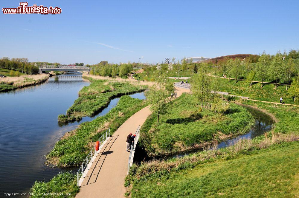 Immagine Il fiume Lea nel Queen Elizabeth II Olympic Park a Londra, Gran Bretagna. Questa parco del quartiere Stratford ospita, fra gli altri, il VeloPark dedicato al ciclismo - © Ron Ellis / Shutterstock.com