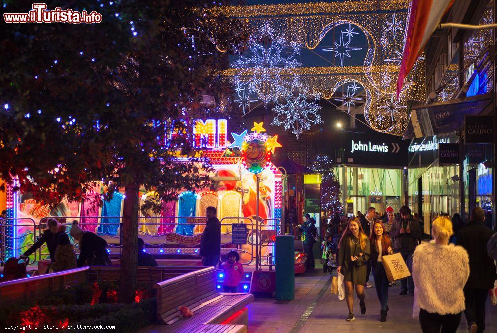 Immagine Una piazza del quartiere di Stratford e il centro commerciale nel periodo natalizio, Londra, Gran Bretagna - © IR Stone / Shutterstock.com