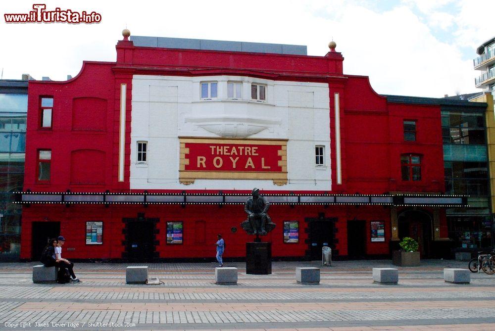 Immagine La facciata del Theatre Royal a Stratford, Londra, Gran Bretagna. Situato in Gerry Raffles Square, è uno dei teatri più importanti della capitale britannica - © James Leveridge / Shutterstock.com