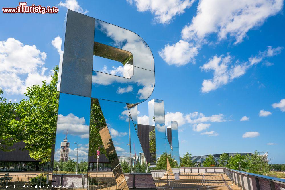 Immagine Installazione artistica di Monica Bonvicini nel parco olimpico Queen Elizabeth a Stratford, Londra, Gran Bretagna. La scritta RUN è alta 29 piedi e mezzo - © BBA Photography / Shutterstock.com