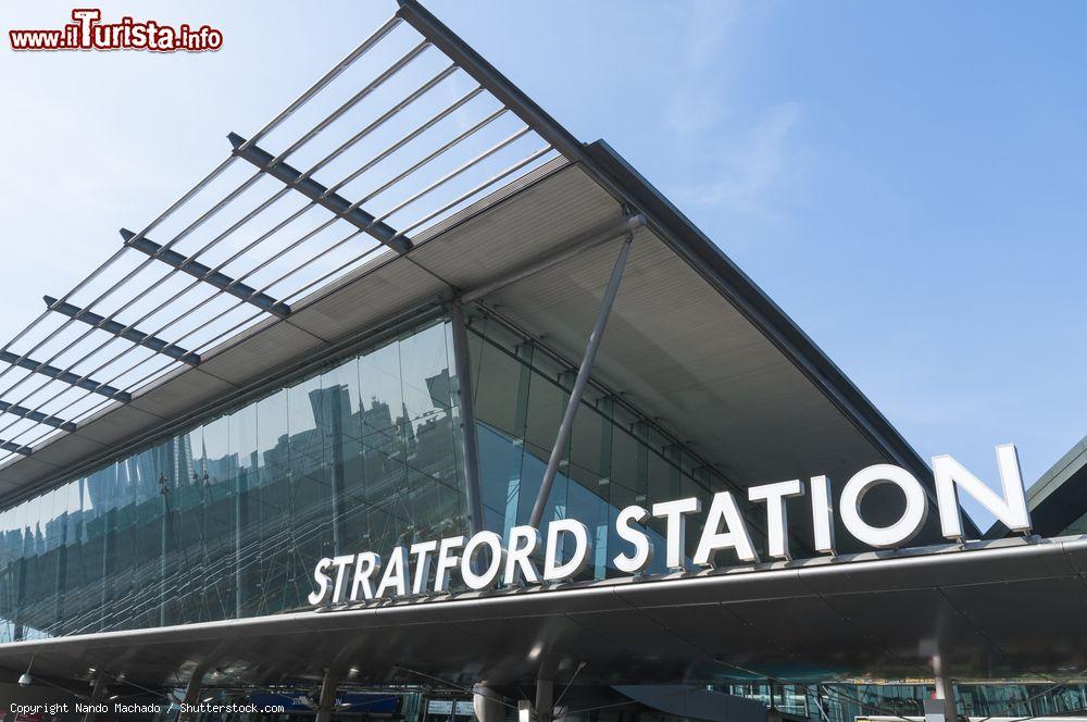 Immagine Un dettaglio della Stratford Station a Londra, Gran Bretagna. Principale stazione a servire i giochi olimpici del 2012, è stata sottoposta a importanti interventi di riammodernamento proprio in occasione delle Olimpiadi - © Nando Machado / Shutterstock.com