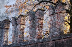 I merli delle mura del castello di Thiene, opera del XV secolo voluta dalla famiglia Porto.