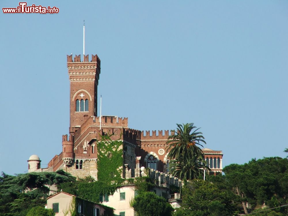 Immagine La dimora storica d'Albertis a Genova, Liguria. Sorge sulla collina di Montegalletto e si affaccia sul porto cittadino e sul mar ligure.