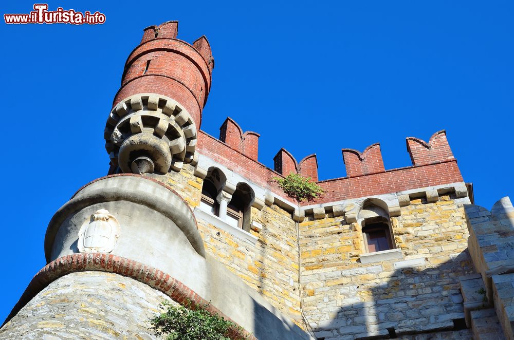 Immagine Una suggestiva prospettiva dal basso del castello d'Albertis a Genova, Liguria.