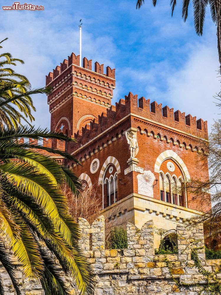 Immagine Il castello d'Albertis con le tipiche merlature medievali, Genova, Liguria.