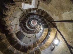 Dettaglio della scala a chiocciola in pietra nel castello d'Albertis a Genova, Liguria.



