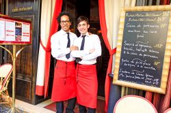 Un ristorante nel quartiere Odeon di Parigi - © Rrrainbow / Shutterstock.com