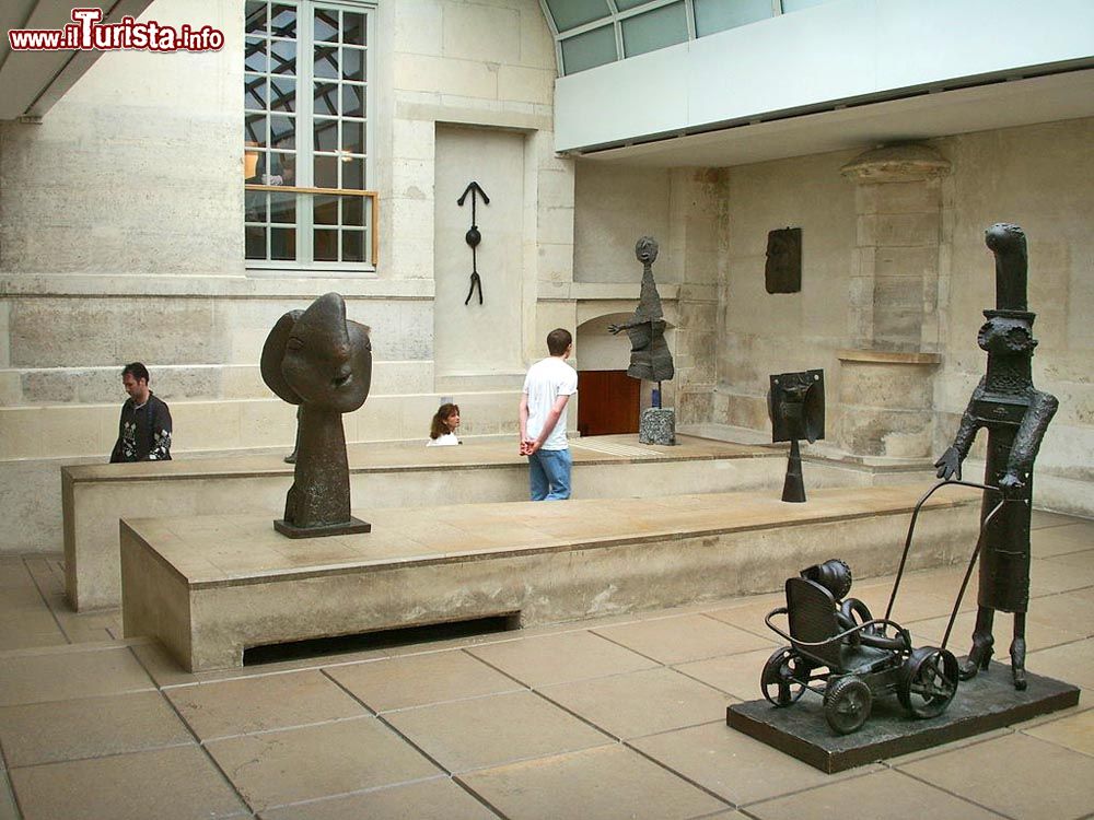 Immagine Alcune statue di Picasso esposte nel Museo di Parigi, Palazzo Salè