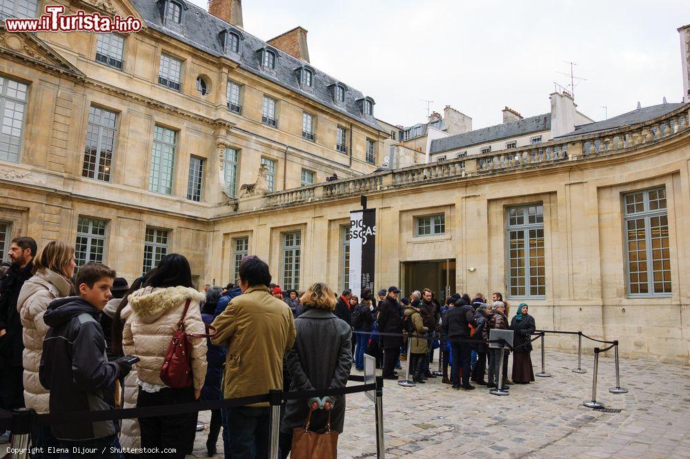 Immagine Gente in coda per visitare il Museo Picasso di Parigi - © Elena Dijour / Shutterstock.com