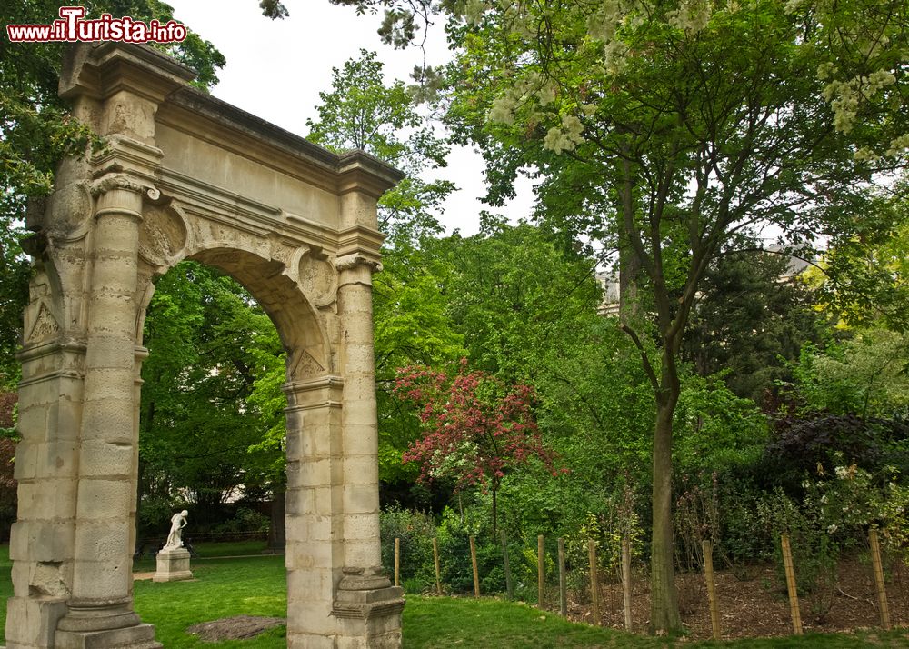 Immagine Un arco in marmo al Parco Monceau di Parigi, Francia. Passeggiando in quest'area naturale si possono ammirare statue e decorazioni scultoree installate a suo tempo per renderla una delle più chic della capitale.