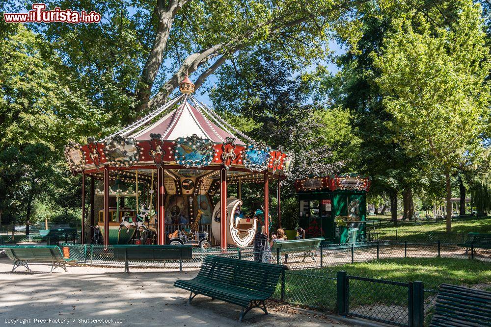 Immagine Una giostra per bambini nel Parco Monceau di Parigi, Francia. Quest'elegante area verde parigina è frequentata soprattutto da famiglie e qualche turista - © Pics Factory / Shutterstock.com