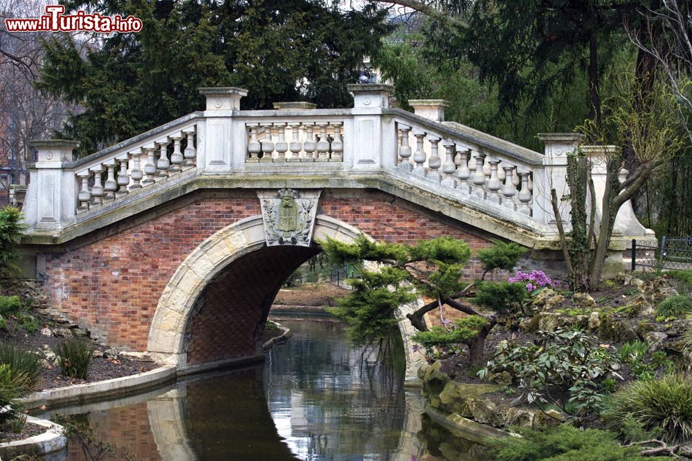Immagine Un grazioso ponte in pietra sopra uno stagno del Parco Monceau di Parigi, Francia.