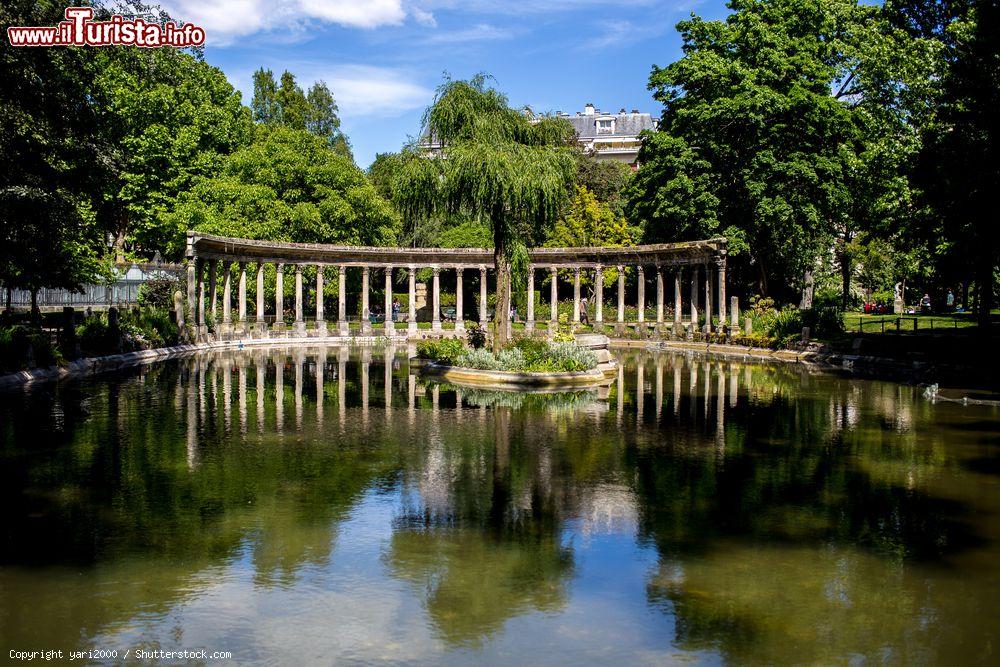 Immagine Il Parco Monceau nell'8° arrondissement di Parigi, Francia. Il giardino è delimitato da boulevard Courcelles e si trova nelle immediate vicinanze della stazione metro Monceau - © yari2000 / Shutterstock.com