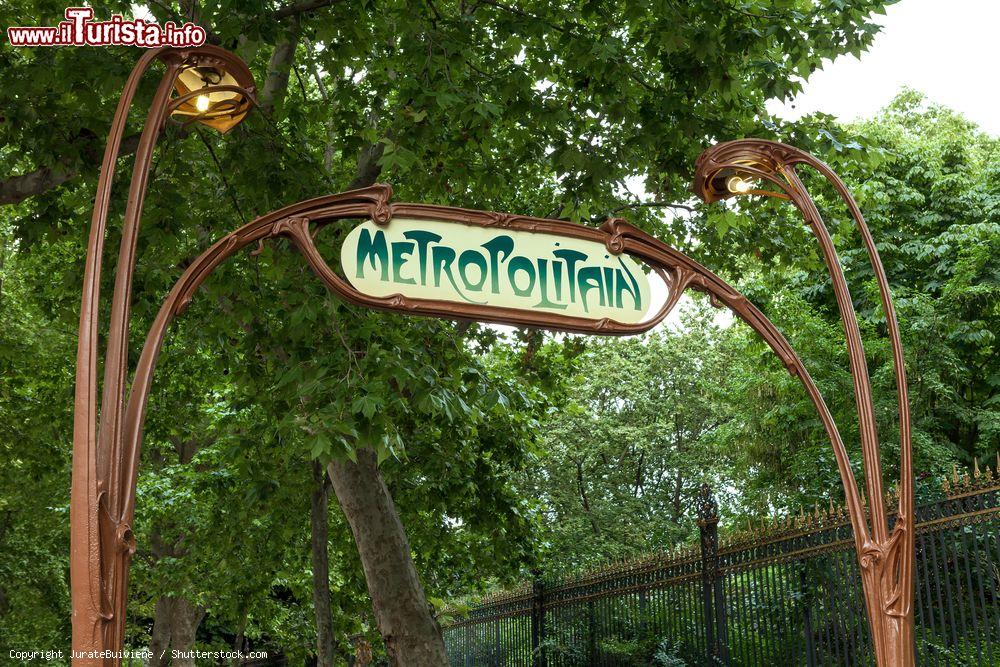 Immagine L'indicazione per la metropolitana in stile art nouveau vicino al Parco Monceau di Parigi, Francia. La metro è uno dei simboli della capitale francese - © JurateBuiviene / Shutterstock.com