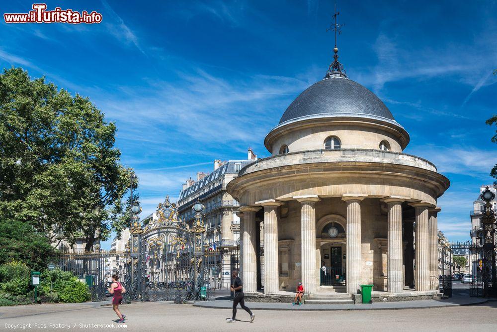 Immagine La rotonda all'ingresso principale del Parco Monceau di Parigi, Francia - © Pics Factory / Shutterstock.com