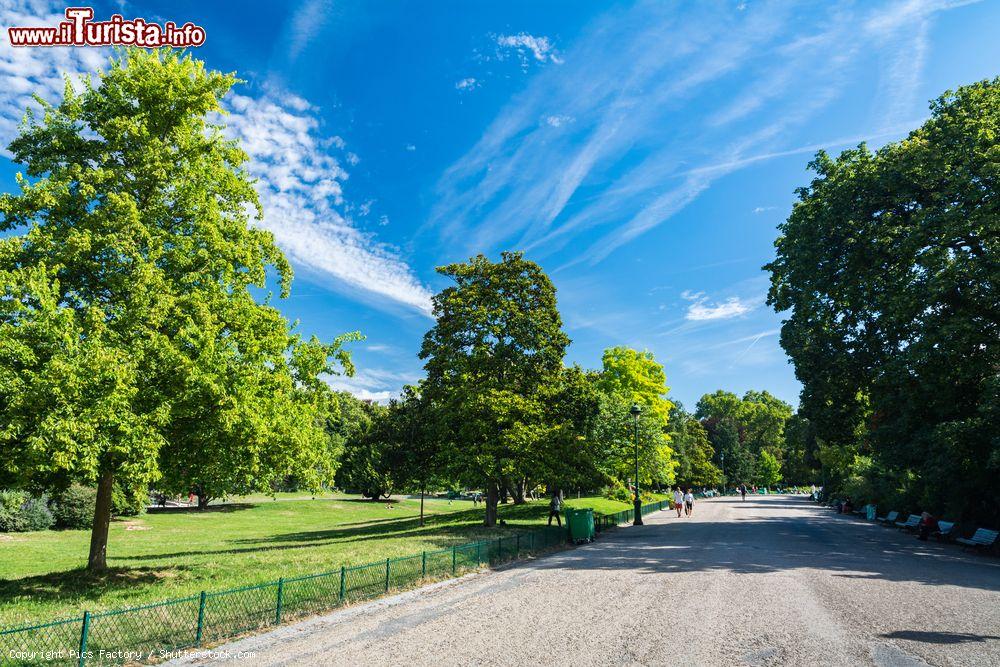 Immagine Panorama estivo del Parco Monceau di Parigi, Francia. La storia del giardino risale al 1769 quando il duca di Chartres acquistò alcuni terreni per fare edificare una struttura architettonica immersa in un parco - © Pics Factory / Shutterstock.com