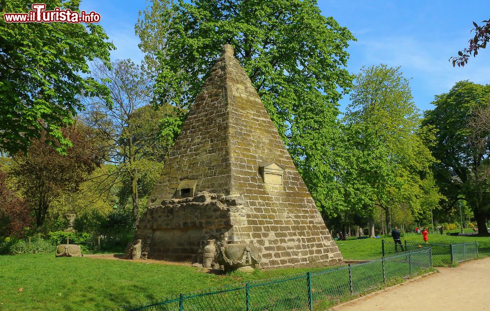 Immagine La piramide egizia al Parco Monceau di Parigi, Francia. Lo scrittore e architetto Louis Carrogis, noto anche con lo pseudonimo di Carmontelle, si occupò della realizzazione di questo parco inserendovi all'interno padiglioni e edifici di stili e epoche diverse.