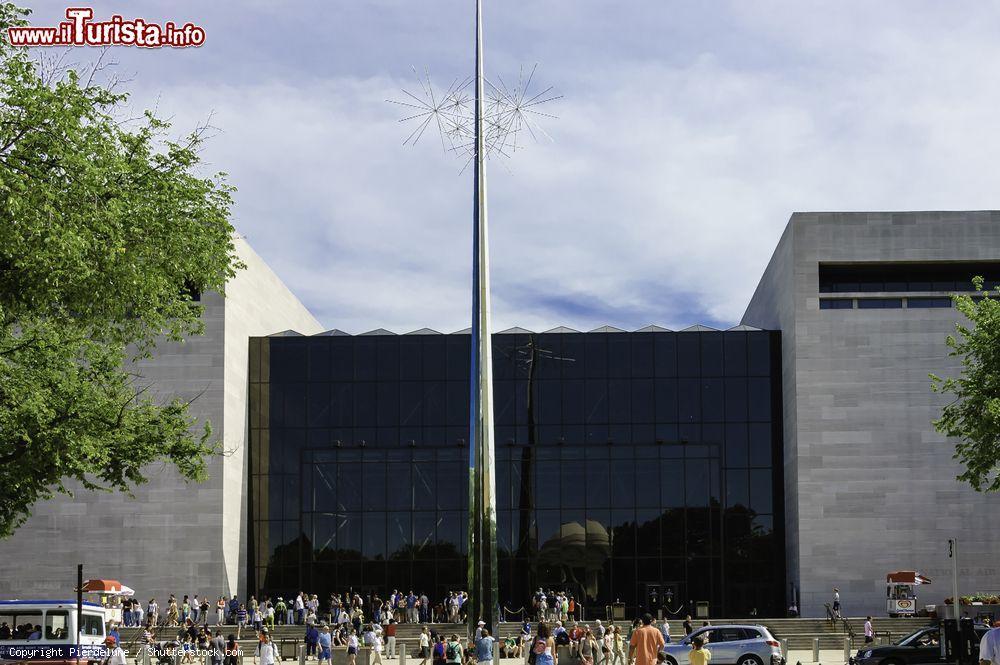 Immagine Turisti in attesa di visitare il National Air and Space Museum dell'istituto Smithsonian di Washington DC, Stati Uniti.  - © Pierdelune / Shutterstock.com