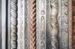 Dettaglio delle colonne della porta nella Basilica di Santa Maria Maggiore a Bergamo Alta - © joan_bautista / Shutterstock.com