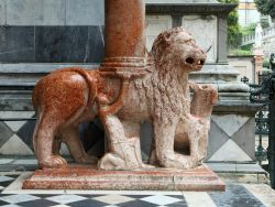 Dettaglio di un leone nelle decorazioni della Basilica di Santa Maria Maggiore a Bergamo.