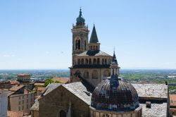 Il campanile e le cupole della Basiica di Santa Maria Maggiore a Bergamo dominano il paesaggio ciroctsante.