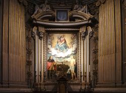 Una tela conservata all'interno della Basilica di Santa Maria Maggiore a Bergamo. La chies dispone di un notevole patrimonio artistico - foto © enchanted_fairy / Shutterstock.com ...