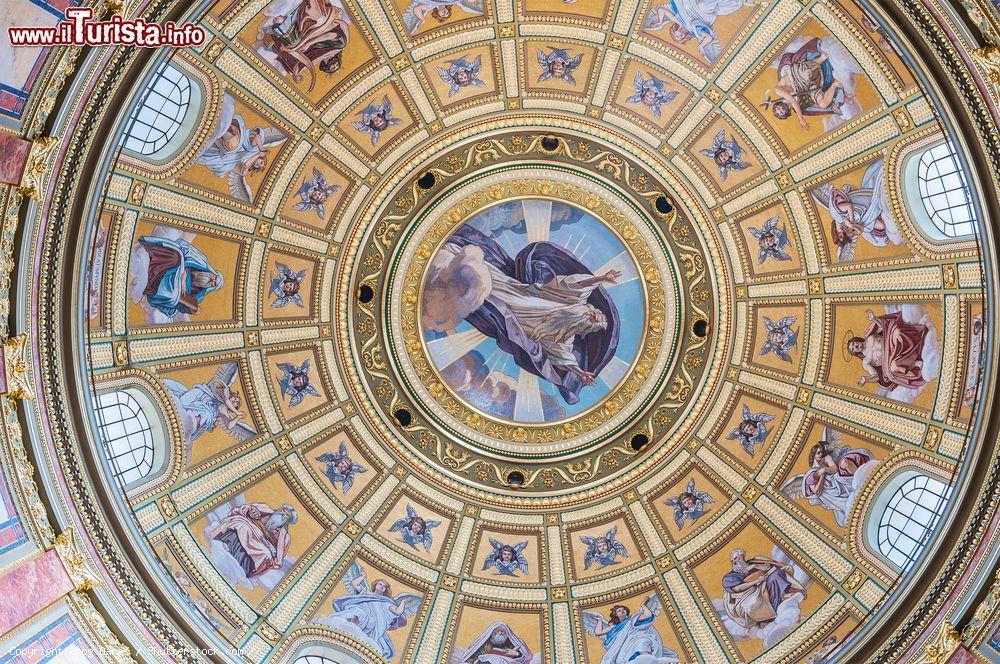 Immagine I dettagli in oro della parte interna della cupola centrale della Basilica di Santo Stefano (Budapest, Ungheria) - foto © Frog Dares / Shutterstock.com