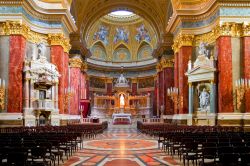 Sull’altare maggiore della Basilica di Santo Stefano si trova la bella scultura che raffigura il santo scolpita in marmo di Carrara.