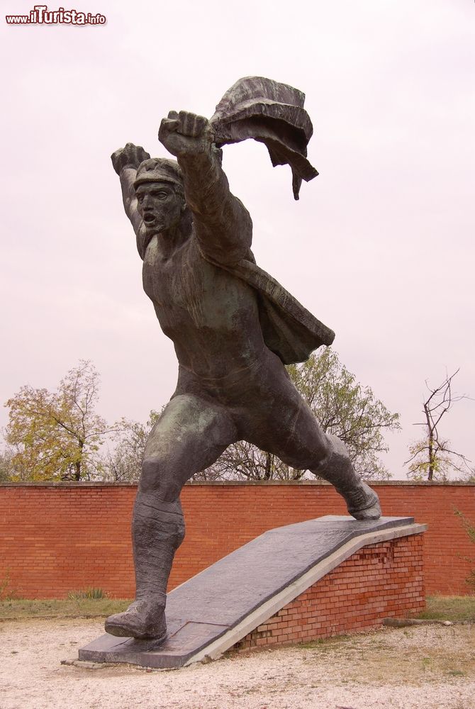 Immagine Budapest: con il crollo del blocco sovietico, molti paesi rimossero le statue considerate da moltii l'emblema della repressione del regime. Alcune di quelle statue si trovano oggi nel Memento Park della capitale ungherese.