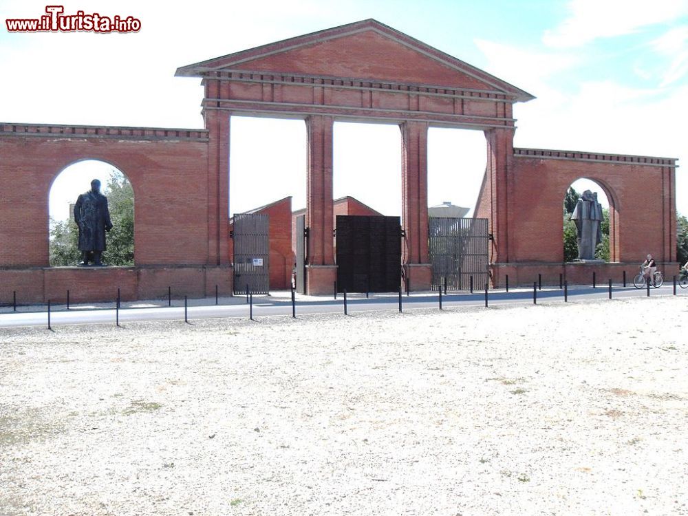 Immagine L'entrata del Memento Park. Il parco delle statue comuniste di Budapest è aperto tutti i giorni dalle 10 al tramonto.