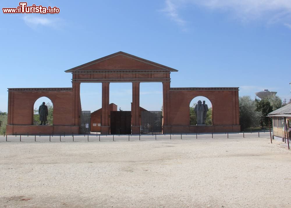 Immagine L'ingresso al Memento Park di Budapest. Il parco sorge a circa 10 km dal centro della capitale, in mezzo alla campagna.