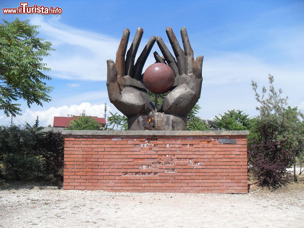 Immagine Il monumento dedicato al Movimento dei Lavoratori nel Memento Park di Budapest (Ungheria).