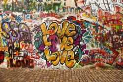 Graffiti sul Muro di Lennon nella zona di Malá ...