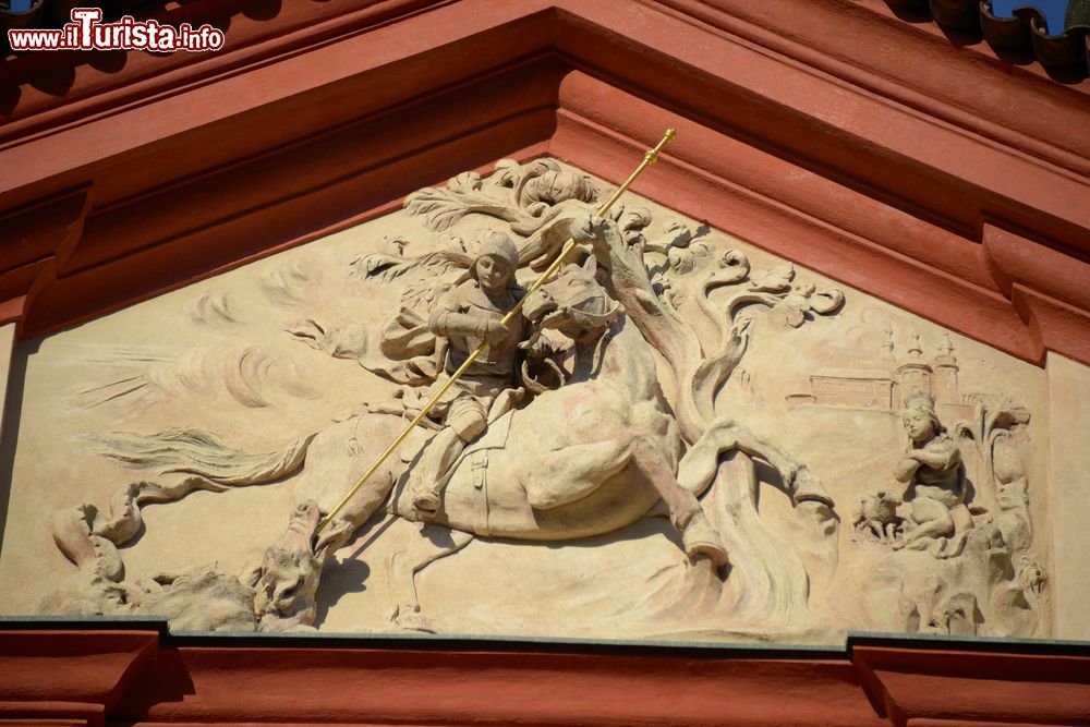 Immagine Un dettaglio del rilievo di San Giorgio che combatte con il drago sulla facciata della Basilica di San Giorgio a Praga.