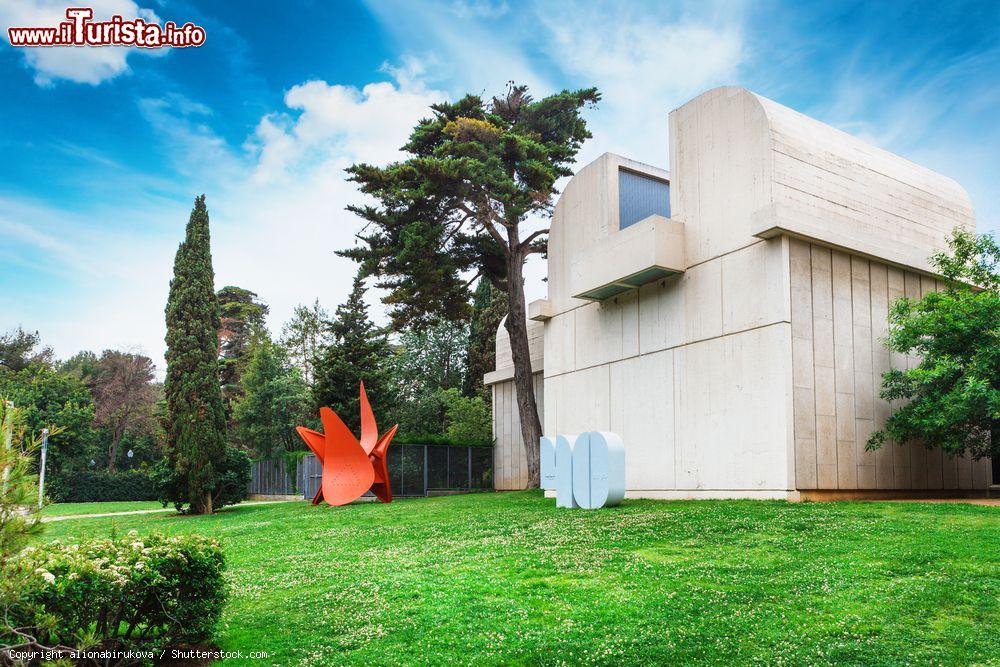 Immagine L'architetto Josep Lluís Sert, amico di Miró, pensò l'edificio della Fundació Joan Miró come uno spazio aperto. Fu inauugurato nel 1975 - foto © alionabirukova / Shutterstock.com