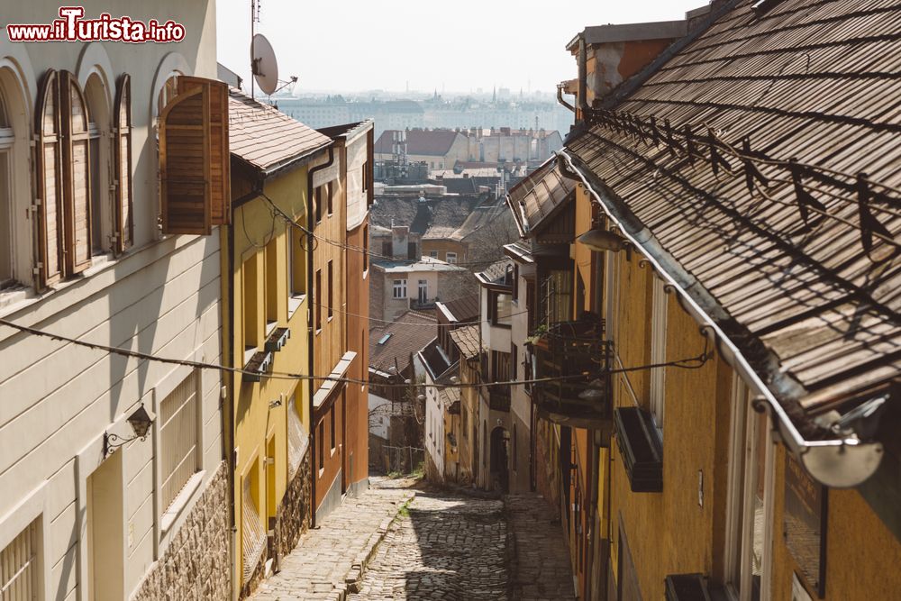 Immagine Una caratteristica strada ciottolata del quartiere di Vizivaros a Budapest (Ungheria).