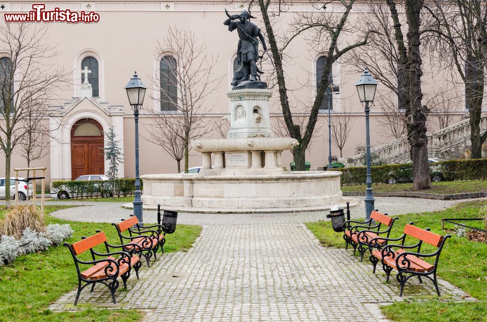 Immagine Corvin ter, nel quartiere Vizivaros a Budapest, circondata da edifici barocchi e sul lato nord dal teatro neoclassico Budai Vigadò.