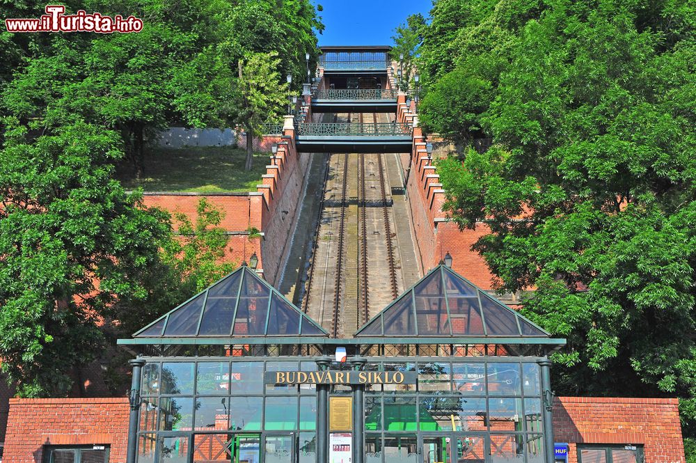 Immagine La stazione della funicolare Budavari Siklo nel quartiere Vizivaros a Budapest, Ungheria.