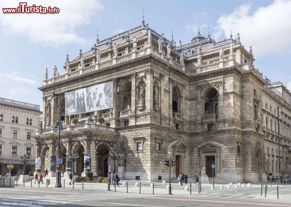 Immagine Al civico 22 di Andrassy Ut a Budapest si può vedere il Teatro dell’Opera (Magyar Allami Operahaz) costruito fra il 1875 e il 1884 in stile rinascimentale - foto © posztos / Shutterstock.com