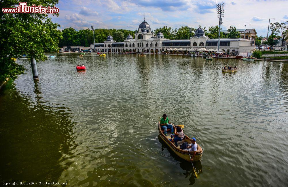 Immagine Il Parco Varosliget fu voluto dall’imperatrice Maria Teresa nel XVIII secolo. Oggi il parco è molto frequentato perché offre riparo dal caldo nell'estate di Budapest - foto © Bobica10 / Shutterstock.com