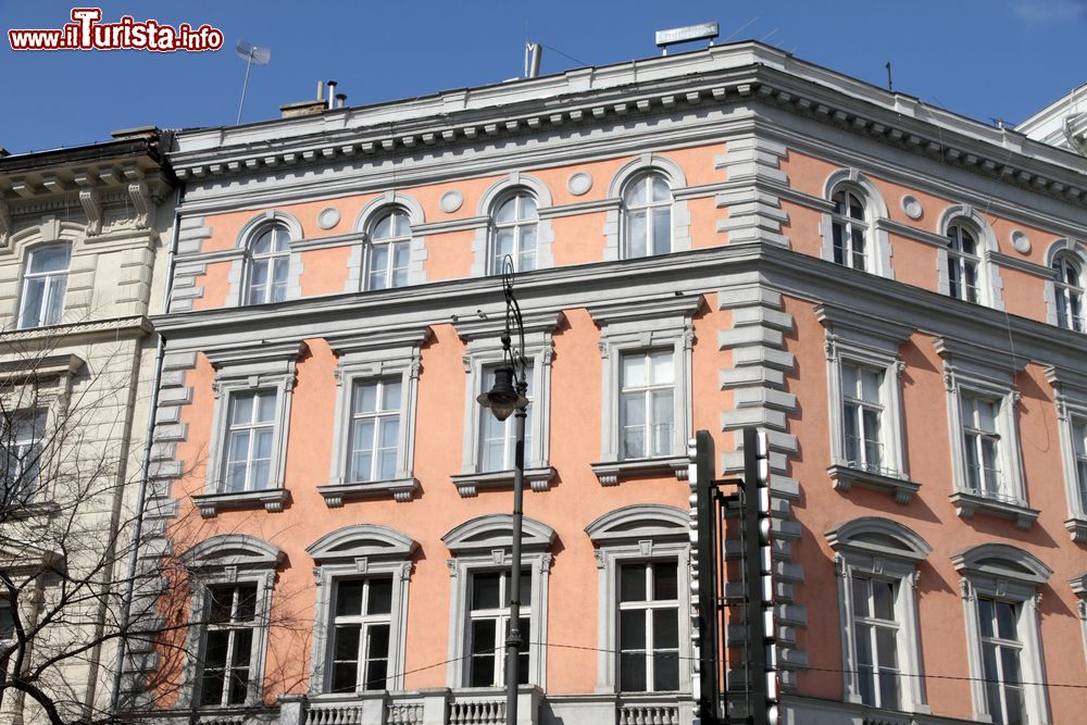 Immagine Un palazzo sull'Oktogon, un importante crocevia di forma ottagonale che incrocia il Grande Viale di Budapest.