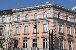 Un palazzo sull'Oktogon, un importante crocevia di forma ottagonale che incrocia il Grande Viale di Budapest.
