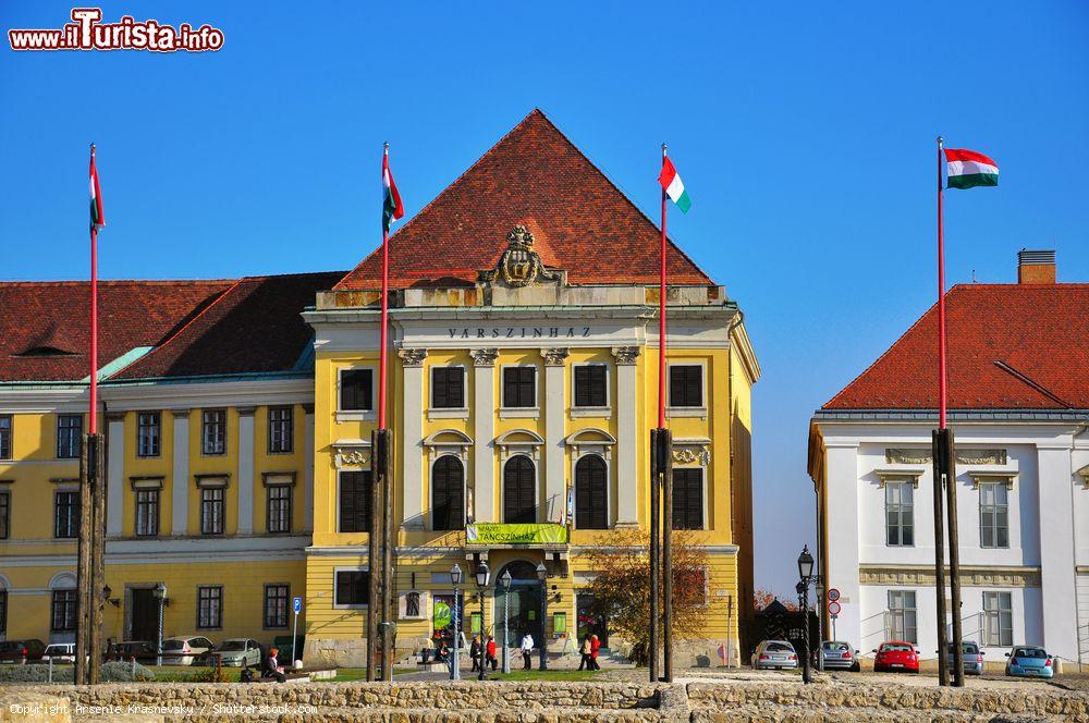 Immagine Il Várszínház nel quartiere di Varnegyed (Budapest) è il più antico e funzionante teatro di Budapest. Fu costruito nel 1763 come monastero carmelitano e convertito in teatro nel 1787
- foto © Arsenie Krasnevsky / Shutterstock.com