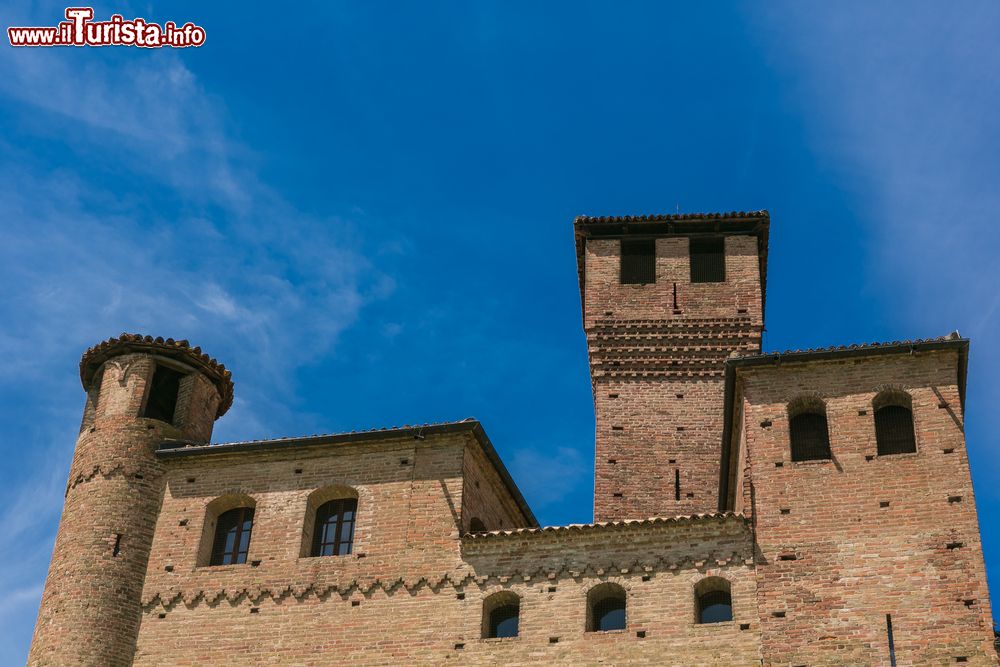 Immagine Le torri del Castello dei Principi d'Acaja (XIV secolo) si stagliano contro il cielo di Fossano, Piemonte.