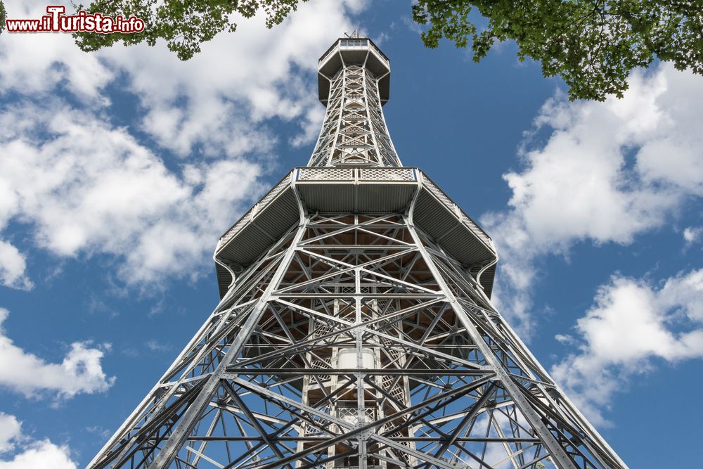 Immagine La Torre di Petrin fu progettata dagli ingegneri Prášil e Souček, che la realizzarono nel 1891 sull'omonima collina di Praga.