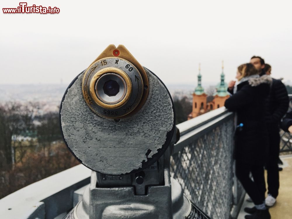 Immagine Sulla Torre di Petrin, a 20 metri da terra, si trova una terrazza panoramica dotata di cannocchiale per osservare la città di Praga dall'alto.