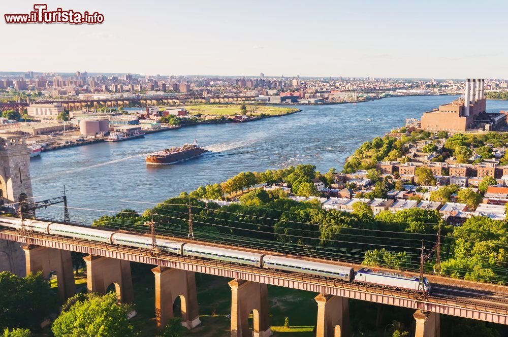 Immagine Vista aerea sull'East River in prossimità dell'Hell Gate Bridge a New York City. Sulla sinistra si nota Randall's Island.