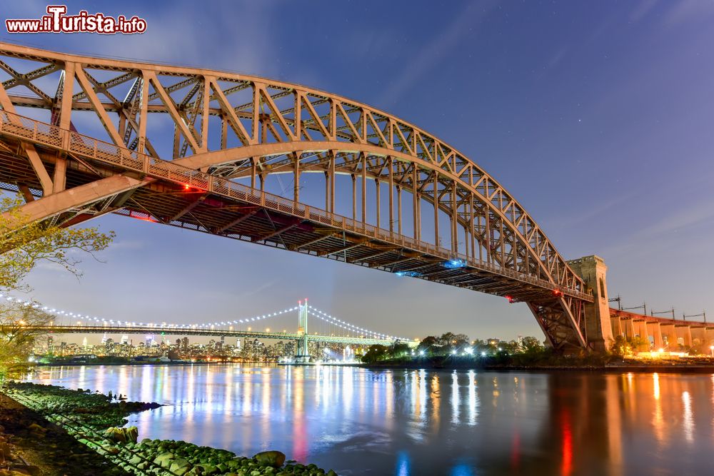 Immagine Hell Gate Bridge e, sullo sfondo, il Triborough Bridge di sera. Siamo nel quartiere di Astoria, Queens, New York City.