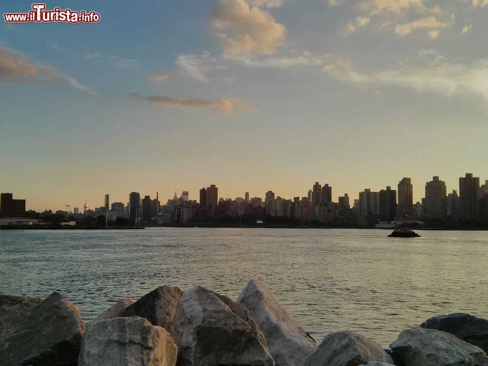 Immagine New York City e la sua skyline viste da Randalls Island, un'isoletta sull'East River incastonata tra Manhattan, il Bronx e il Queens.