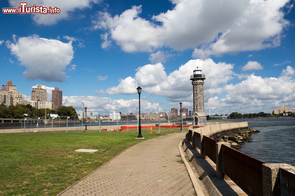 Immagine Il faro nel parco su Roosevelt Island, isoletta sull'East River tra Manhattan e il Queens (New York City).